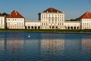 MUNİK, Almanya - 14 Haziran 2019: İlkbahar günü Nymphenburg Kalesi manzarası