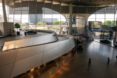 MUNICH, GERMANY - 14 Haziran 2019: BMW World (BMW Welt), BMW AG 'nin çok işlevli müşteri deneyimi ve sergi tesisi. Resimli başyazı