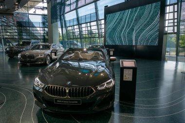 MUNICH, GERMANY - 14 Haziran 2019: BMW World (BMW Welt), BMW AG 'nin çok işlevli müşteri deneyimi ve sergi tesisi. Resimli başyazı