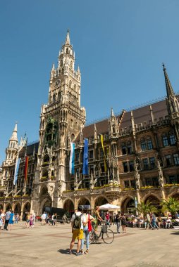 MUNİH, GERMANY - 14 Haziran 2019: The New Town Hall, Münih 'in Marienplatz bölgesinin kuzeyinde yer alan bir belediye binasıdır.
