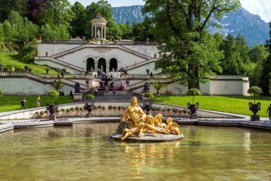 ETTAL ABBEY, ALMANY - 14 HAZİRAN 2019 Linderhof Palace Gardens. Bavyera Kralı II. Ludwig 'in inşa ettiği üç sarayın en küçüğü ve tamamlandığını görmek için yaşadığı tek saray..
