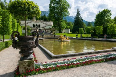 ETTAL ABBEY, ALMANY - 14 HAZİRAN 2019 Linderhof Palace Gardens. Bavyera Kralı II. Ludwig 'in inşa ettiği üç sarayın en küçüğü ve tamamlandığını görmek için yaşadığı tek saray..