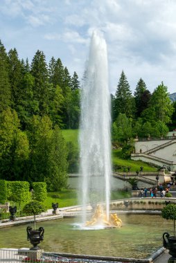 ETTAL ABBEY, ALMANY - 14 HAZİRAN 2019 Linderhof Palace Gardens. Bavyera Kralı II. Ludwig 'in inşa ettiği üç sarayın en küçüğü ve tamamlandığını görmek için yaşadığı tek saray..