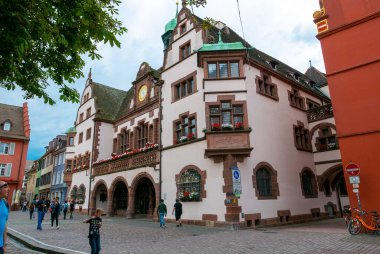 FREIBURG IM BREISGAU, GERMANY - 15 Haziran 2019: Freiburg Belediye Binası (Rathaus), yerel yönetimin koltuğu