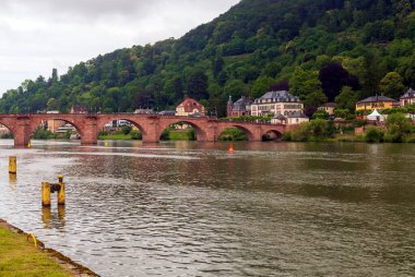 HEIDELBERG, ALMANY - 16 HAZİRAN 2019: Neckar Nehri şehirden geçerken