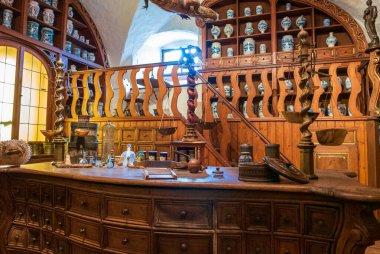 Heidelberg Sarayı 'ndaki Alman Apothecary Müzesi, antik çağdan 21. yüzyıla kadar ilaç tarihine dair bilgiler sunmaktadır.. 