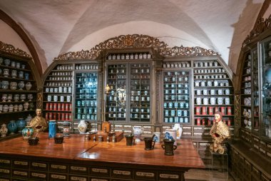 Heidelberg Sarayı 'ndaki Alman Apothecary Müzesi, antik çağdan 21. yüzyıla kadar ilaç tarihine dair bilgiler sunmaktadır.. 