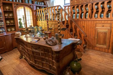 Heidelberg Sarayı 'ndaki Alman Apothecary Müzesi, antik çağdan 21. yüzyıla kadar ilaç tarihine dair bilgiler sunmaktadır.. 