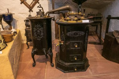 Heidelberg Sarayı 'ndaki Alman Apothecary Müzesi, antik çağdan 21. yüzyıla kadar ilaç tarihine dair bilgiler sunmaktadır.. 