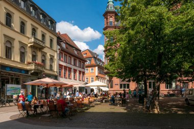 HEIDELBERG, ALMANY - 16 Haziran 2019: Şehrin tarihi merkezinin tipik sokakları