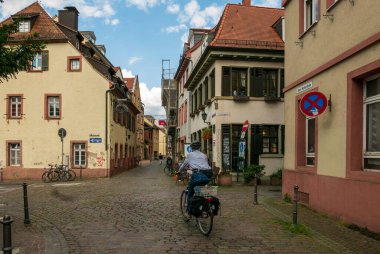 HEIDELBERG, ALMANY - 16 Haziran 2019: Şehrin tarihi merkezinin tipik sokakları