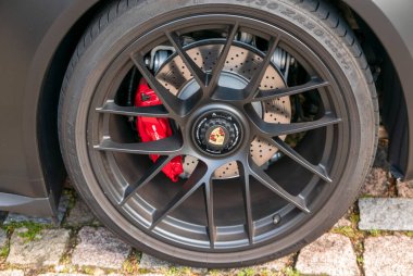 HeideELBERG, ALMANY - 16 Haziran 2019: Porsche markalı bir spor arabanın tekerleği. Resimli başyazı