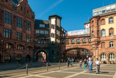 FRANKFURT, ALMANY - 17 HAZİRAN 2019: güneşli bir sabah şehir merkezi