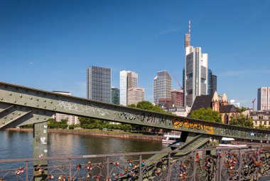 FRANKFURT, GERMANY - 17 Haziran 2019: Romantik çiftler tarafından birbirine bağlanmış şehir manzarası ve asma kilitleriyle bilinen Ana Köprü üzerindeki Demir Köprü.