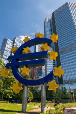 FRANKFURT, ALMANY - 17 HAZİRAN 2019: Euro işareti. Avrupa Merkez Bankası (ECB) avro için merkez bankasıdır ve avro bölgesinin para politikasını yönetir.. 