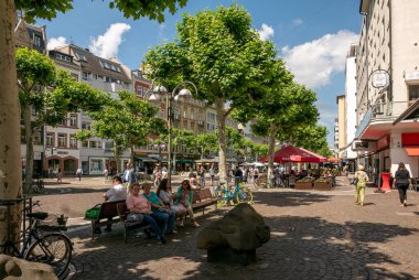 FRANKFURT, ALMANY - 17 HAZİRAN 2019: güneşli bir sabah şehir merkezi