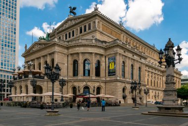 FRANKFURT, GERMANY - 17 Haziran 2019: Alte Oper (Eski Opera), Frankfurt am Main, Almanya 'daki eski opera binası. Burası bugün Frankfurt Operası 'nın evi değil..