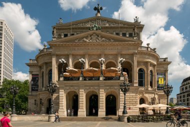 FRANKFURT, GERMANY - 17 Haziran 2019: Alte Oper (Eski Opera), Frankfurt am Main, Almanya 'daki eski opera binası. Burası bugün Frankfurt Operası 'nın evi değil..