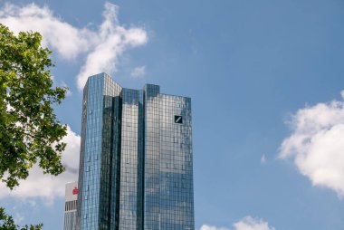 FRANKFURT, Almanya - 17 Haziran 2019: Finansal bölgedeki Deutsche Bank Twin Towers. Boşluğu Kopyala