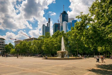 FRANKFURT, GERMANY - 17 HAZİRAN 2019: güneşli bir sabahta finans bölgesi