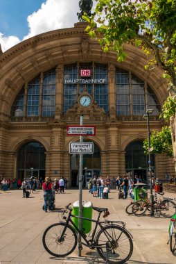 FRANKFURT, GERMANY - 17 Haziran 2019 Frankfurt Hauptbahnhof Frankfurt 'taki en işlek tren istasyonudur.