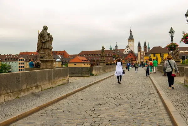 WURZBURG, GERMANY - 12 Haziran 2019: Alte Mainbrucke, Wurzburg 'daki ana nehir üzerindeki eski köprü - Bavyera, Almanya
