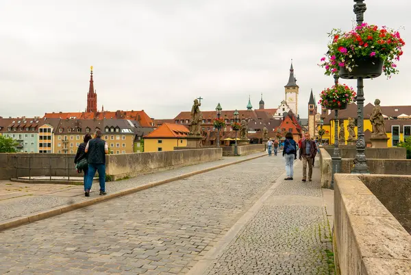 WURZBURG, GERMANY - 12 Haziran 2019: Alte Mainbrucke, Wurzburg 'daki ana nehir üzerindeki eski köprü - Bavyera, Almanya