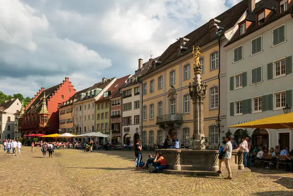FREIBURG IM BREISGAU, GERMANY - 15 Haziran 2019: Munsterplatz, Munster 'in karesi Freiburg' un en büyük meydanı ve ortaçağdan beri düzenli bir pazar yeri..