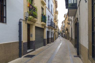 PLASENCIA, CACERES, SPAIN 18 Kasım 2018: Ortaçağ 'ın tarihi merkezinin dar sokakları