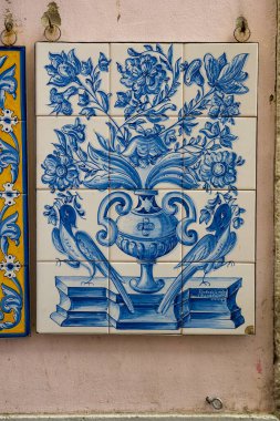 SINTRA, PORTUGAL - 19 Kasım 2018: bir şehir caddesinde fayanslar. Portekiz 'de fayanslar çok tipik.
