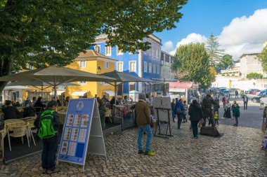 SINTRA, PORTUGAL - 19, 2018: Sintra Portekiz 'in önemli bir turizm beldesi, resimleriyle ve sayısız tarihi sarayı ve kalesi ile ünlüdür..