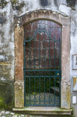 SINTRA, PORTUGAL - NOVEMBER 19, 2018: Vila de Sintra 'nın tarihi merkezi 19. yüzyıl Romantik mimarisi, tarihi konakları ve villaları, bahçeleri ve sayısız kraliyet sarayı ve kalesi ile ünlüdür.