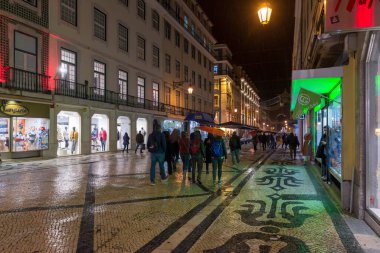 LISBON, PORTUGAL - 21 Kasım 2018: Augusta Caddesi 'ndeki insanlar. yağmur
