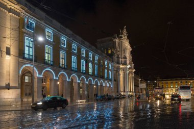 LISBON, PORTUGAL - NOVEMBER 21, 2018: Lizbon, Portekiz 'de ticaret meydanı (Praca do Comercio). Yağmurlu 