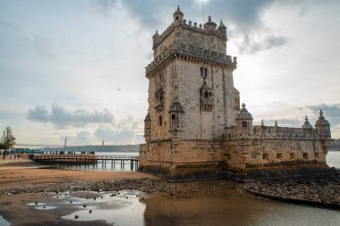 LISBON, PORTUGAL - 22 Kasım 2018: Belem Kulesi, Portekiz 'in en ünlü yerlerinden biri