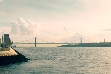 LISBON, PORTUGAL - 22 Nisan 2018: 25 Nisan köprüsü ve Belem Kulesi 'nden görülen Keşifler Anıtı