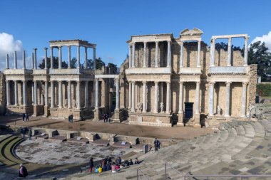 Merida, İspanya 'nın başkenti Lusitania' nın başkenti Emerita Augusta 'da Konsül Vipsanius Agrippa tarafından tanıtılan Roma tiyatrosu. MÖ 16-15 yılları arasında inşa edildi.. 