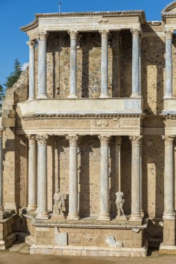 Merida, İspanya 'nın başkenti Lusitania' nın başkenti Emerita Augusta 'da Konsül Vipsanius Agrippa tarafından tanıtılan Roma tiyatrosu. MÖ 16-15 yılları arasında inşa edildi.. 