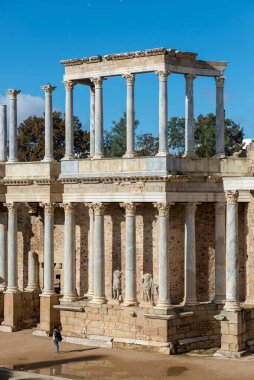 Merida, İspanya 'nın başkenti Lusitania' nın başkenti Emerita Augusta 'da Konsül Vipsanius Agrippa tarafından tanıtılan Roma tiyatrosu. MÖ 16-15 yılları arasında inşa edildi.. 