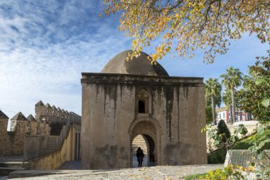 JEREZ DE LOS CABALLEROS, BADAJOZ, SPAIN - 24 Kasım 2018: Alcazaba veya eski şehir kalesi