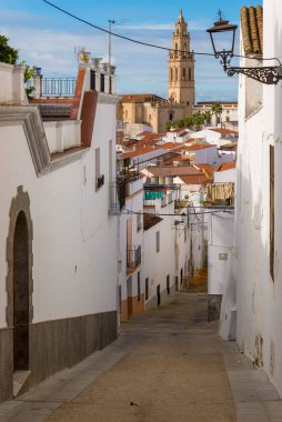 JEREZ DE LOS CABALLEROS, BADAJOZ, SPAIN - NOVEMBER 24, 2018: Badajoz ilindeki Jerez de los Caballero köyünün tipik beyaz boyalı evleri