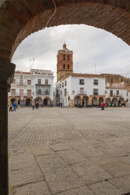 ZAFRA, BADAJOZ, SPAIN - 24 Kasım 2018: İspanya 'nın Badajoz bölgesindeki Zafra Meydanı' ndaki insanlar