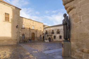 CACERES, İspanya - 25 Kasım 2018: Katedral Kulesi 'nin yanındaki San Pedro de Alcantara Heykeli