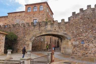 CACERES, İspanya - 25 Kasım 2018: Arco de la Estrella (Star Archway), 
