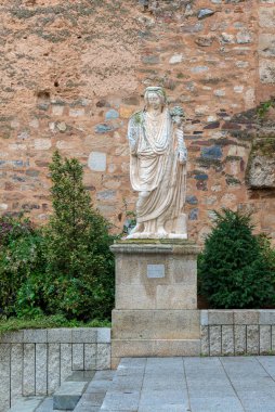 CACERES, İspanya - 25 Kasım 2018: Ana meydanın yanındaki Tanrıça Ceres heykeli