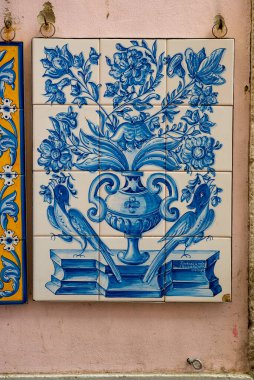 SINTRA, PORTUGAL - 19 Kasım 2018: bir şehir caddesinde fayanslar. Portekiz 'de fayanslar çok tipik.
