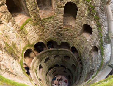 SINTRA, PORTUGAL 19 Kasım 2018 Quinta da Regaleira. Kabul törenine iyi bakıyorum.. 