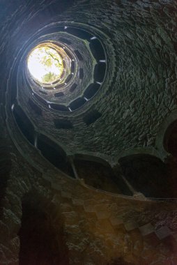 SINTRA, PORTUGAL 19 Kasım 2018 Quinta da Regaleira. Girişim kuyusunun dibinden görülüyor.