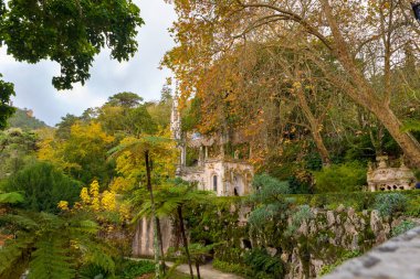 SINTRA, PORTUGAL - 19 Kasım 2018 Quinta da Regaleira, Sintra 'nın tarihi merkezi yakınlarında bulunan bir malikanedir. UNESCO tarafından Dünya Mirası olarak sınıflandırılmıştır.
