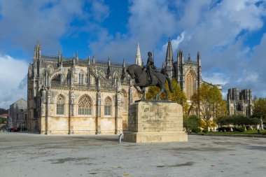 BATALHA, PORTUGAL - NOVEMBER 20, 2018: Batalha Manastırı, kelimenin tam anlamıyla Savaş Manastırı, Portekiz 'in Centro Bölgesi Leiria ilçesine bağlı Batalha belediyesinde bir Dominik manastırı..
